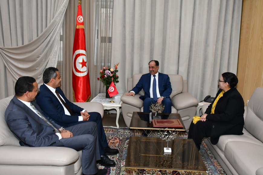 استقبل وزير الدّاخليّة السّيد كمال الفقـي اليوم الأربعاء 10 جانفي 2024 بمقرّ الوزارة عميد الهيئة الوطنيّة للعدُول المنفذين